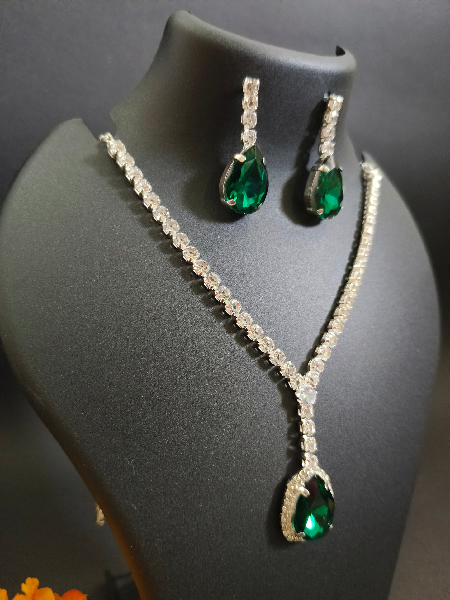Pear-Shaped Green Crystal Necklace Set - Silver Tone with AD Stones