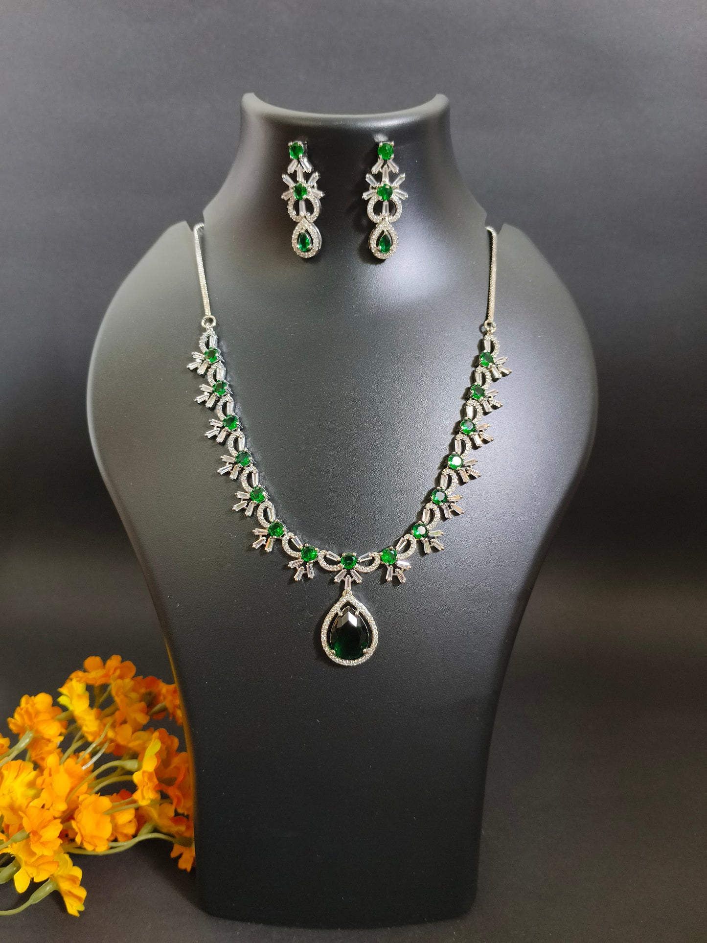 Green Emerald Diamond Necklace Set