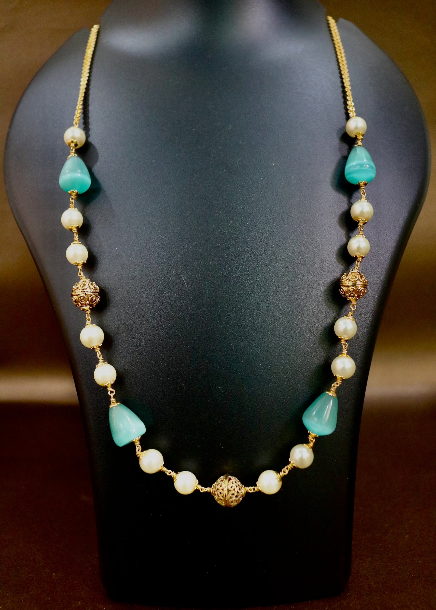 Green Radiant Pearls Drop Necklace