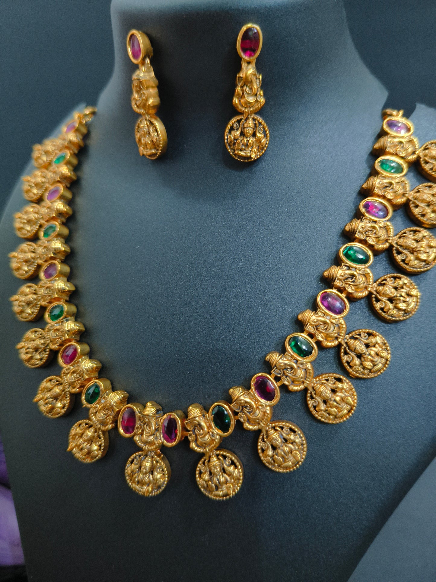 Antique Golden Glamor Necklace Set